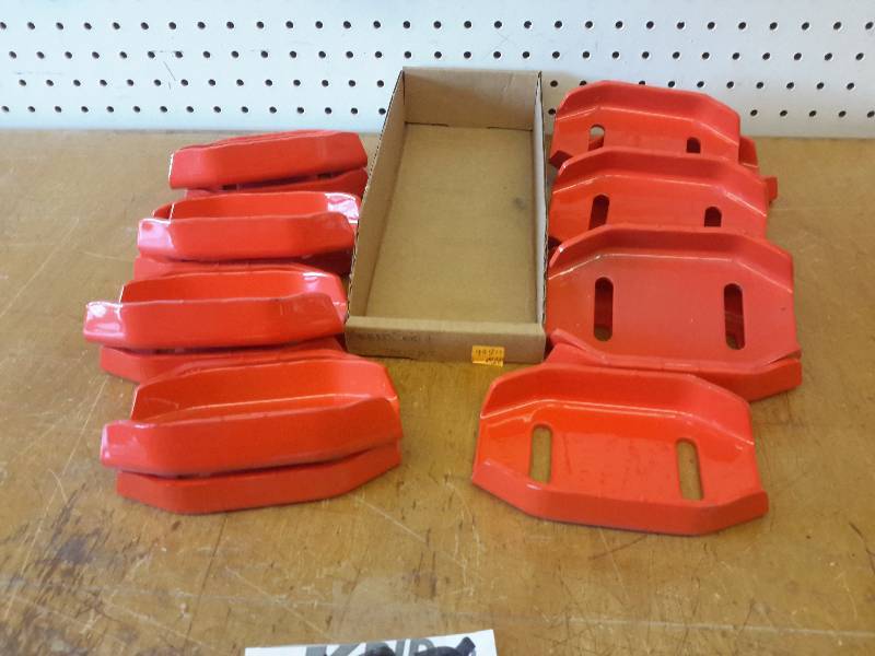 lot 186 image: 15 Ariens Skids..