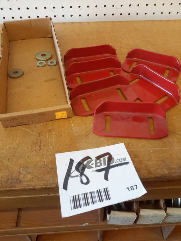 lot 187 image: 6 Snapper Skids