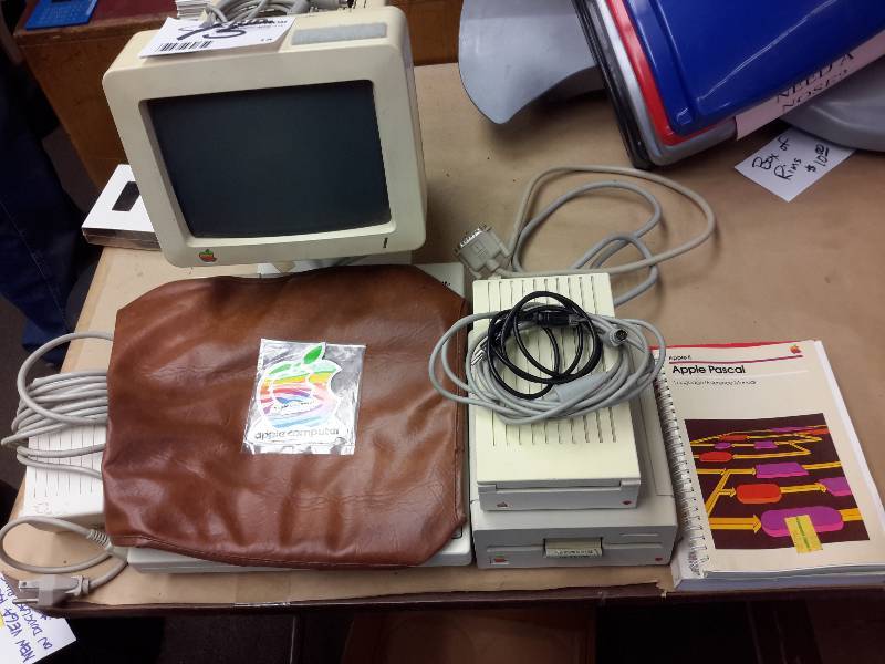 lot 15 image: Vintage Apple IIC computer