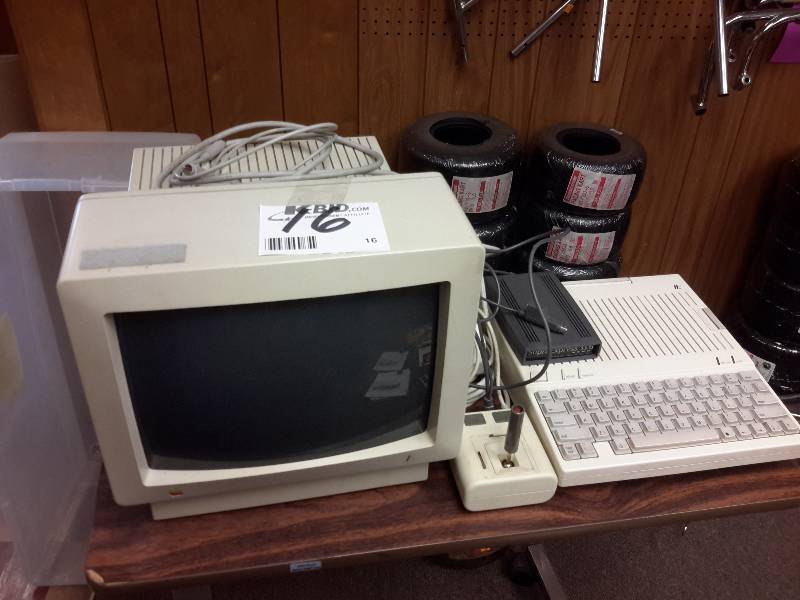 lot 16 image: Vintage Apple IIC computer