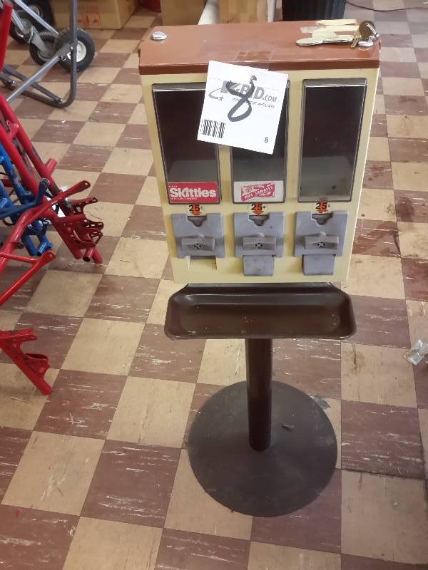 lot 8 image: 3 Compartment EASY VEND candy machine.