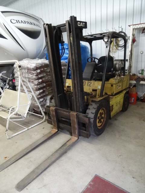 lot 2 image: Caterpillar V40D forklift. LP fuel....