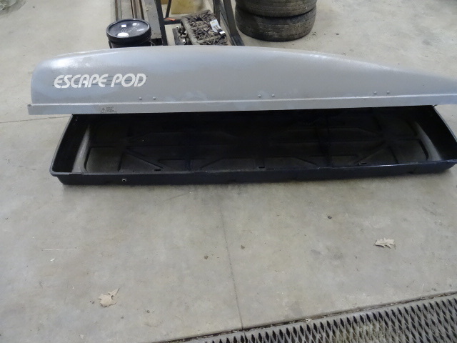 lot 11 image: Escape pod car top carrier. No lock...