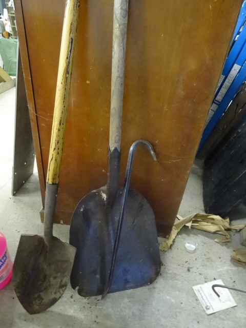 lot 27 image: 2 shovels and 1 pry bar. ...