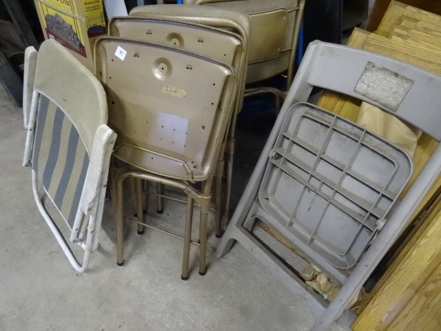 lot 30 image: 4 metal folding chairs. 1 plastic a...