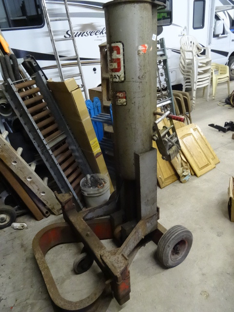 lot 32 image: Air lift heavy duty rear bumper jac...