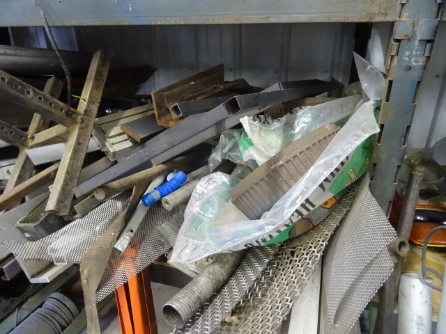 lot 35 image: Large lot of misc metal. Buyer load...