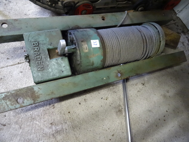 lot 37 image: Braden 12 volt electric winch...