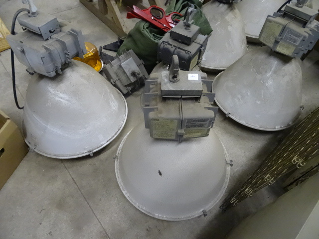lot 39 image: 6 multi tap high bay lights. Extra ...