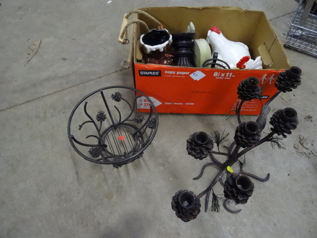 lot 47 image: Misc chicken dcor. Metal dcor...
