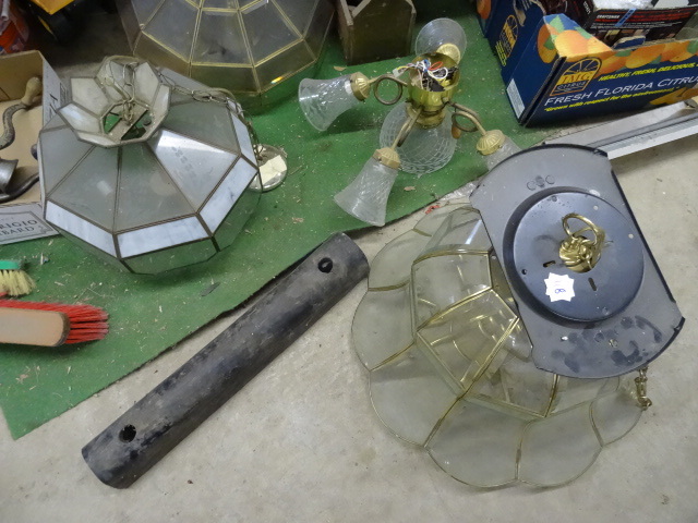 lot 48 image: 4 ceiling lights and a ceiling fan...