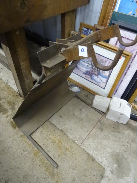 lot 66 image: Rear snowmobile support...
