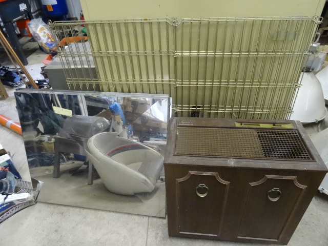 lot 102 image: 2 metal panels. Fold up dog kennel....
