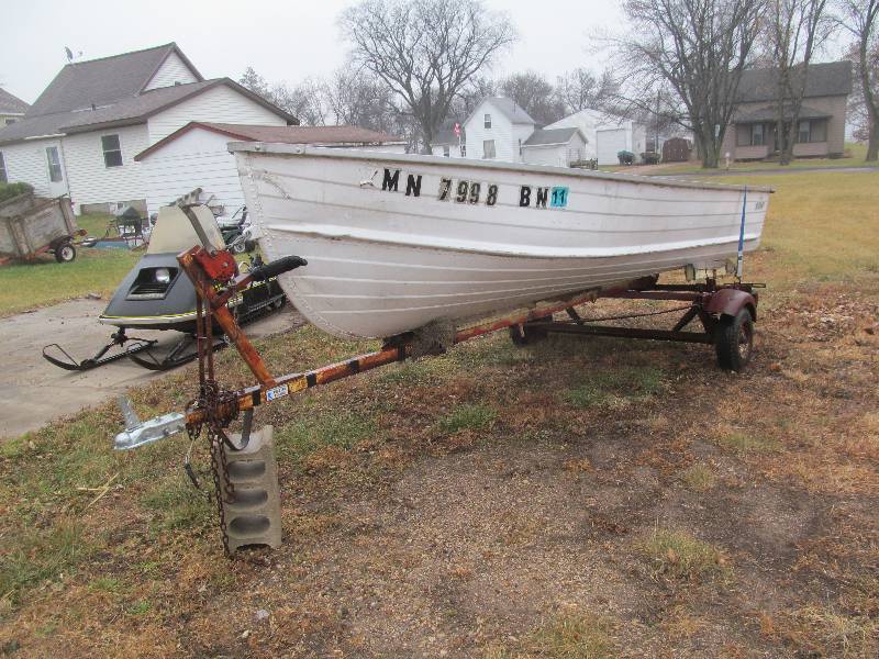lot 1 image: StarCraft boat,trailer,Johnson motor