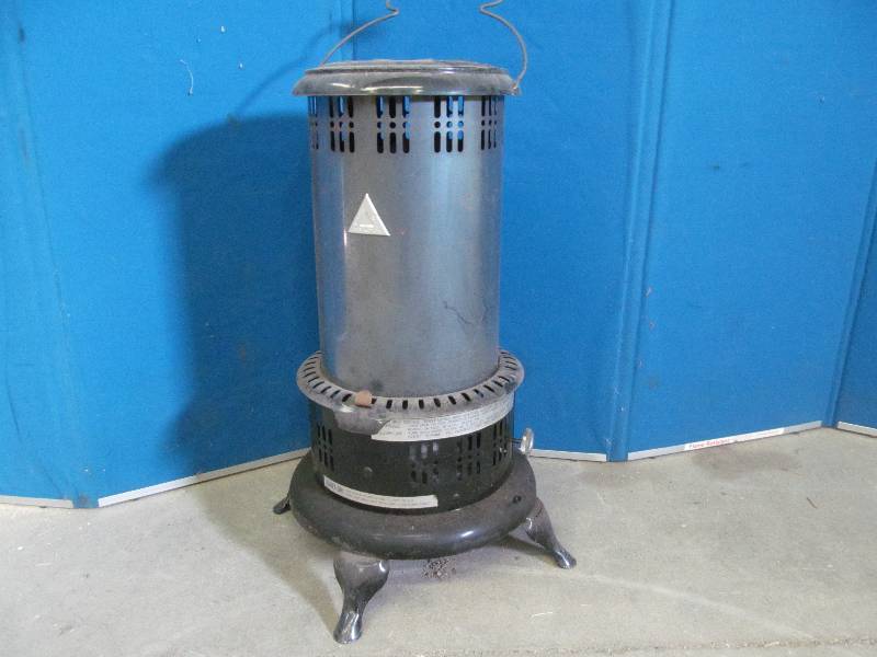 lot 7 image: Vintage  perfection replica kerosene heater