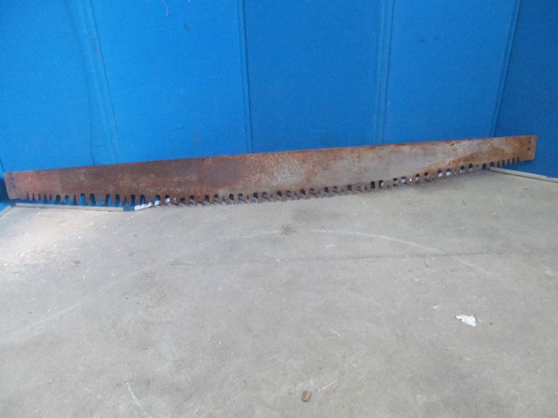 lot 8 image: vintage saw