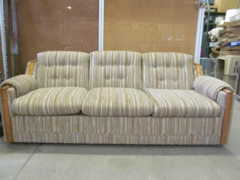 lot 11 image: sofa