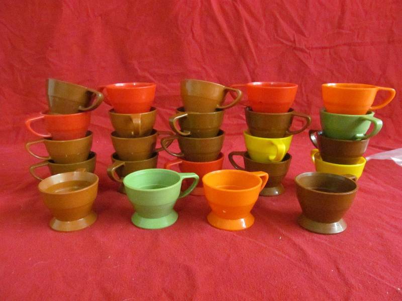 lot 33 image: solo cup holders