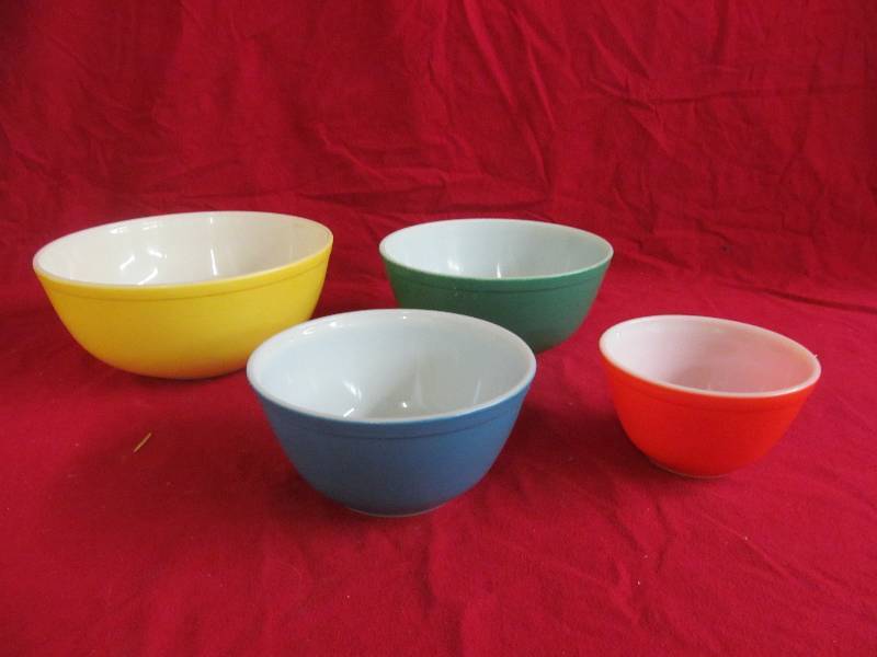 lot 37 image: Pyrex bowls