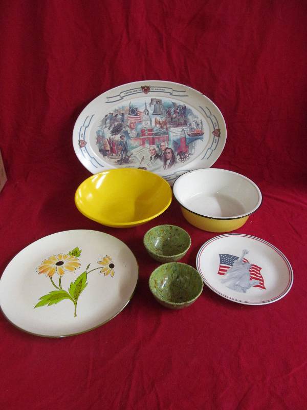 lot 40 image: collectible dishes