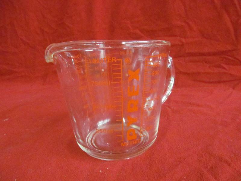 lot 48 image: Pyrex measuring cup