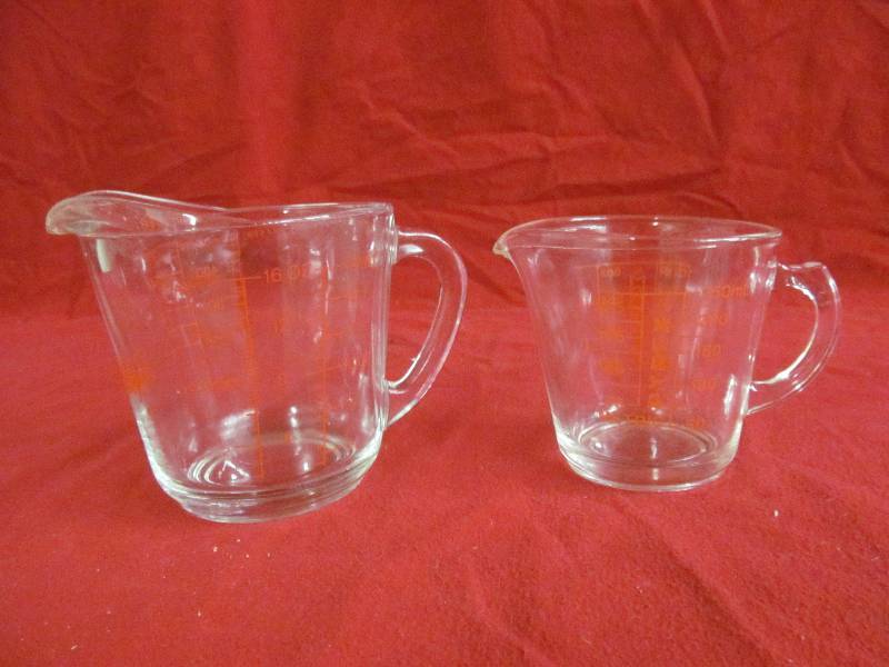 lot 49 image: Fire king  ,Pyrex measuring cups