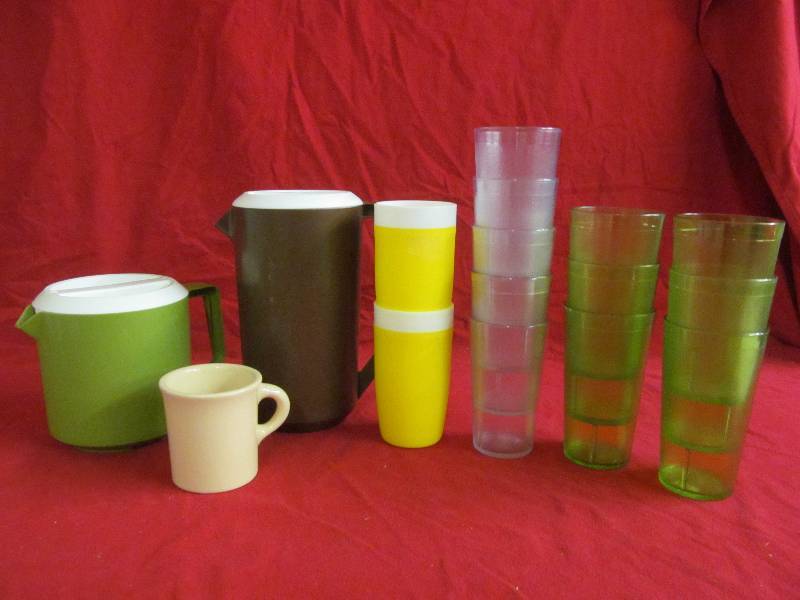 lot 53 image: Rubbermaid pitchers, tumblers