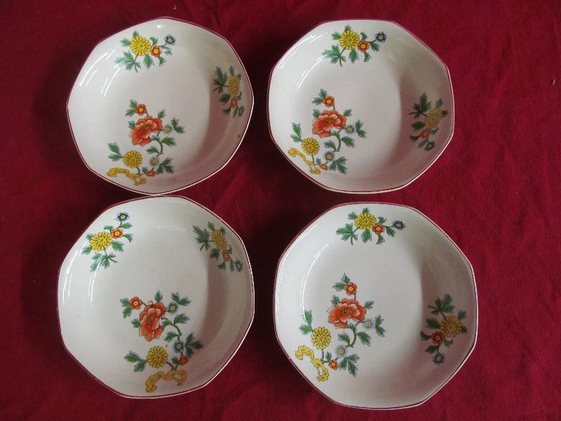 lot 54 image: Vintage Homer Laughlin bowls