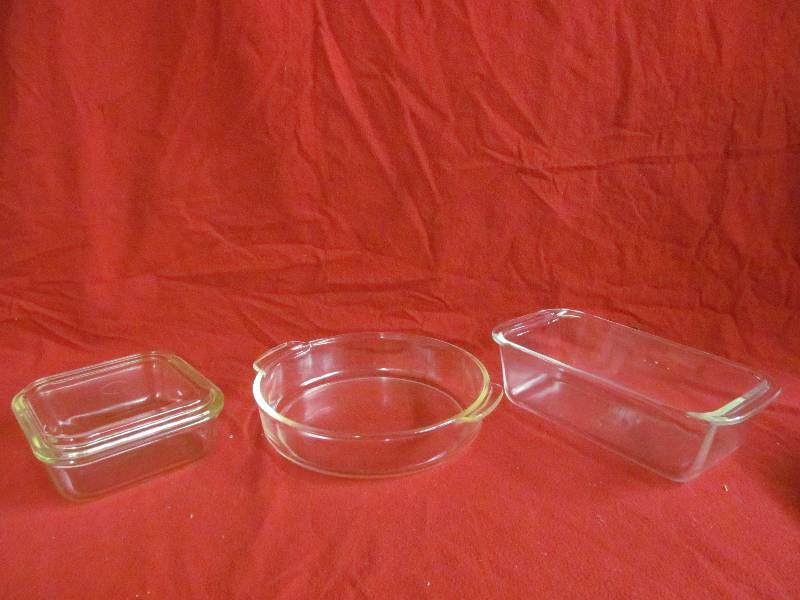 lot 55 image: Pyrex bakeware set