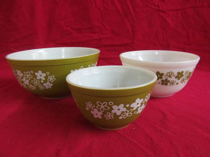 lot 57 image: Pyrex bowls