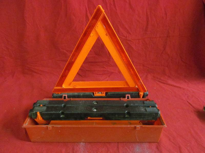 lot 101 image: Highway triangle warning flare kit