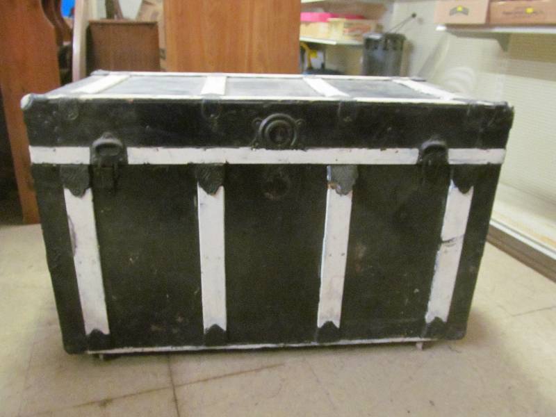 lot 119 image: vintage travelers chest