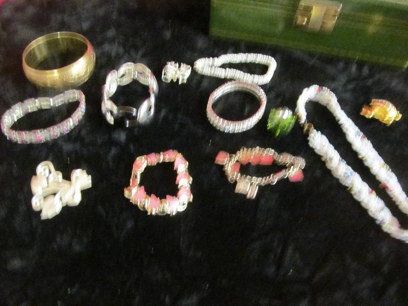 lot 150 image: costume jewelry
