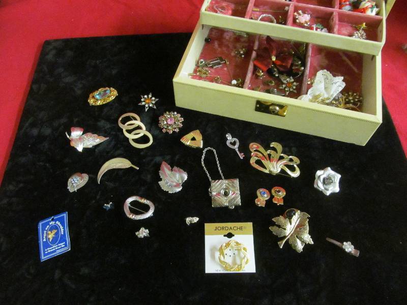lot 151 image: costume jewelry