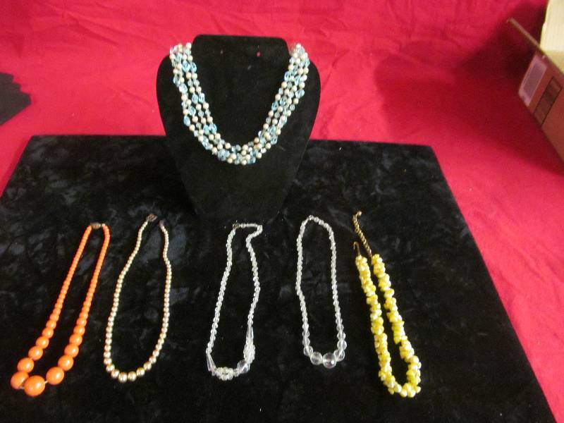 lot 152 image: costume jewelry