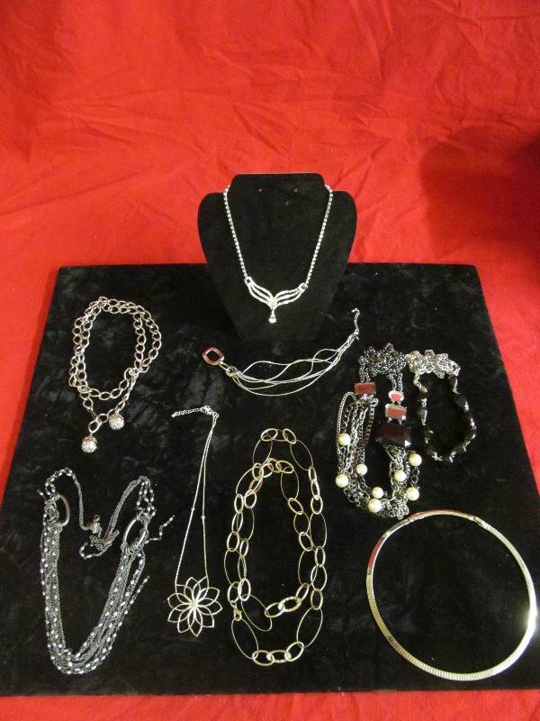 lot 154 image: jewelry