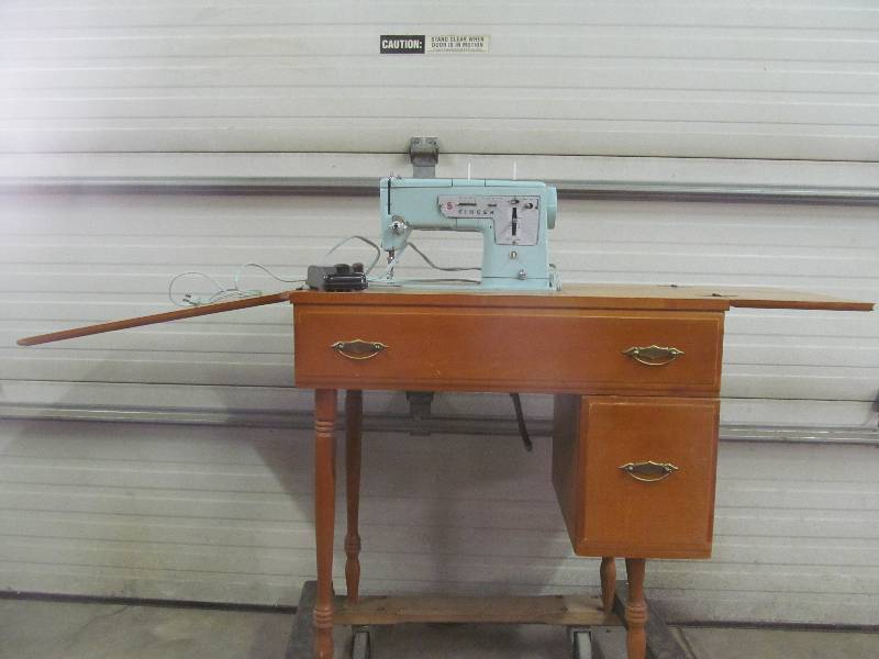 lot 172 image: vintage Singer sewing machine