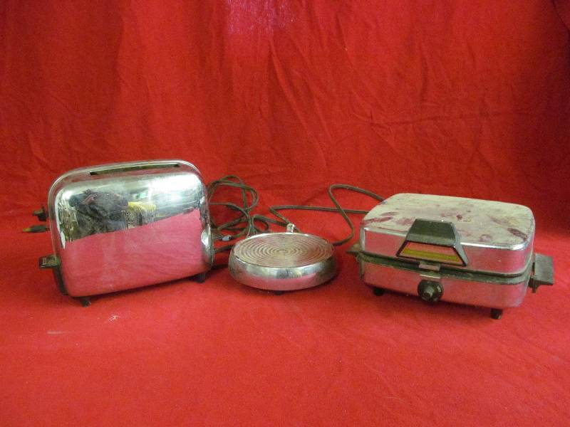 lot 180 image: vintage kitchen appliances