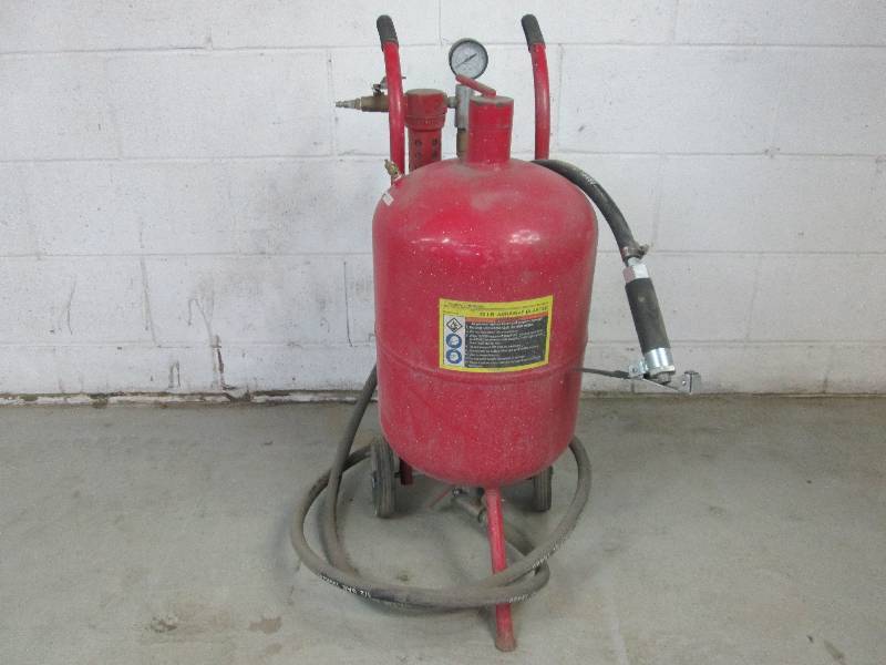 lot 17 image: 40 Pound Abrasive Blaster