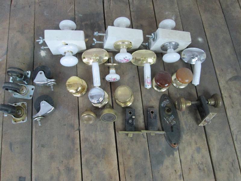 lot 87 image: Porcelain & Brass Door Handles