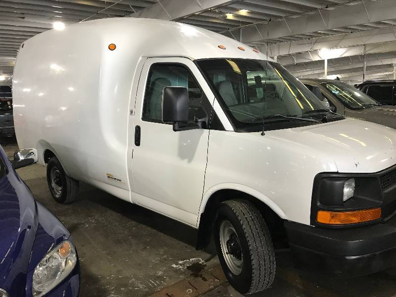 lot 3 image: 2003 Chevrolet G3500 Cutaway Van