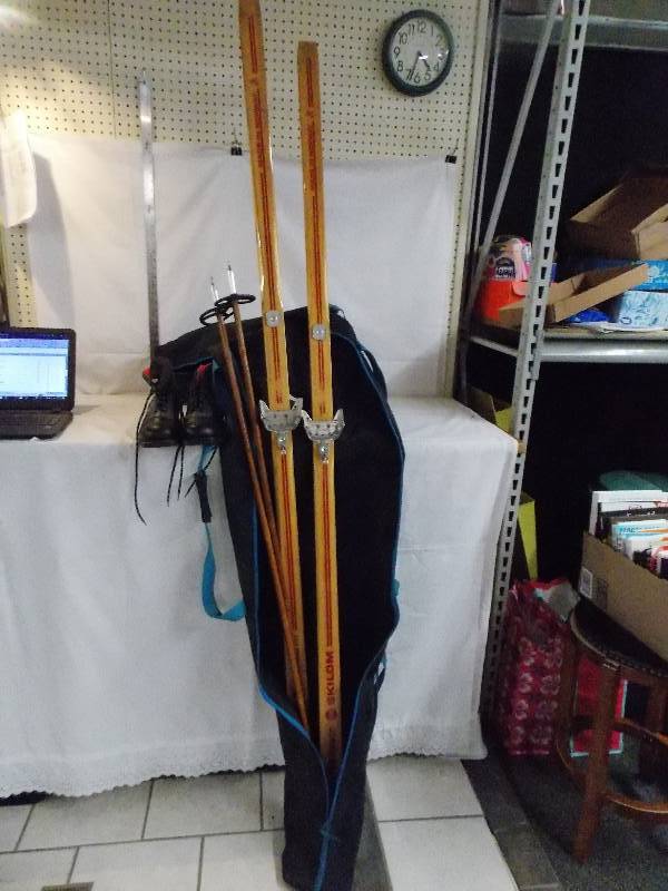 lot 54 image: SKILOM Skis and poles and Shoes size 46 Skies numbered 210 91374 and Bag