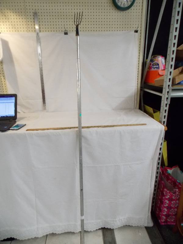 lot 64 image: Frog Spear