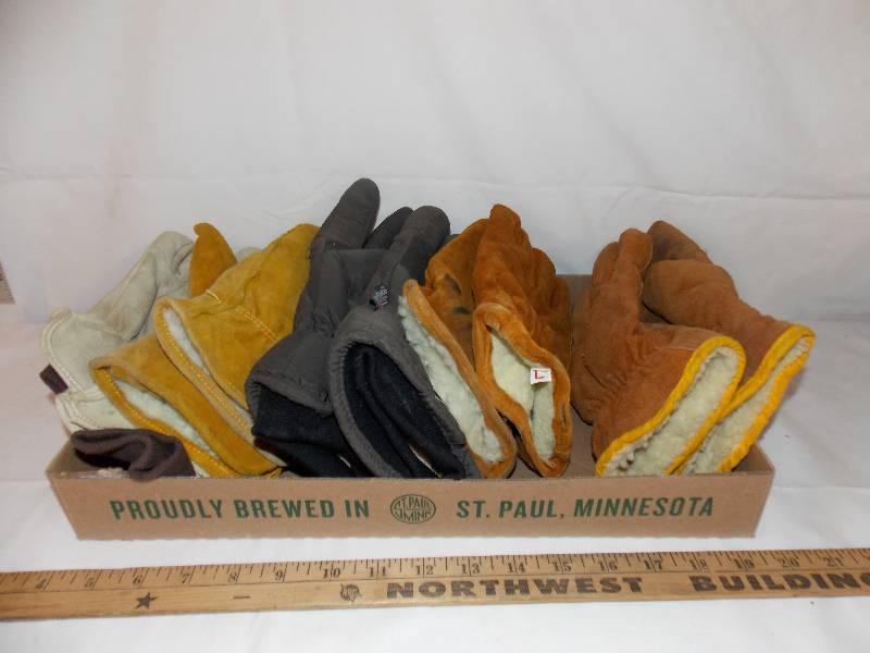 lot 70 image: Bundle of Various Insulated gloves sz lg and Xl