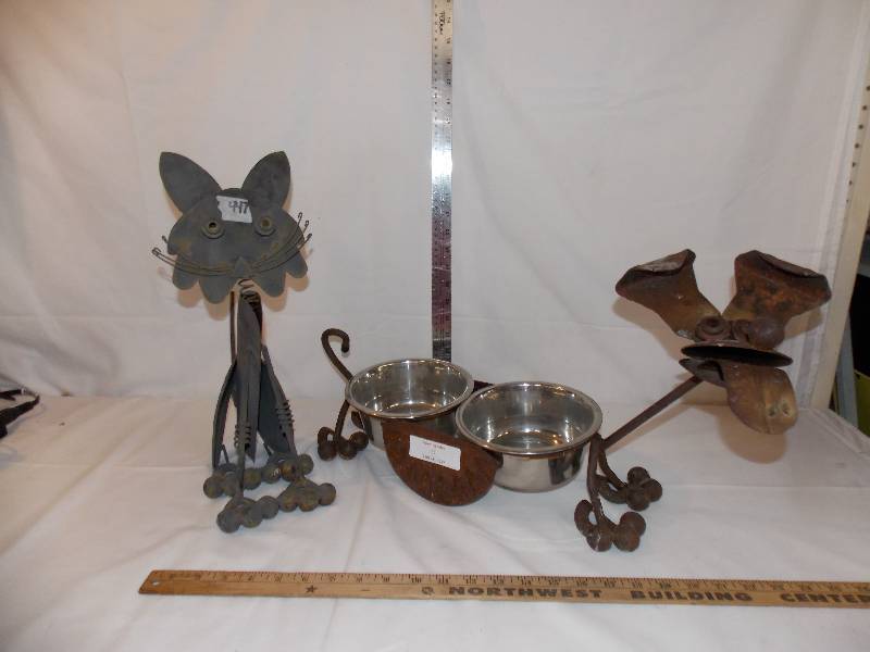 lot 90 image: Metal Cat and Dog Feeder Dcor