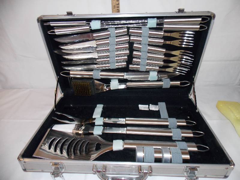 lot 97 image: Nice BBQ Set appears new missing tongs