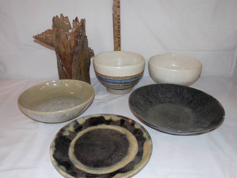 lot 99 image: Various Pieces of Pottery bowls and Plates