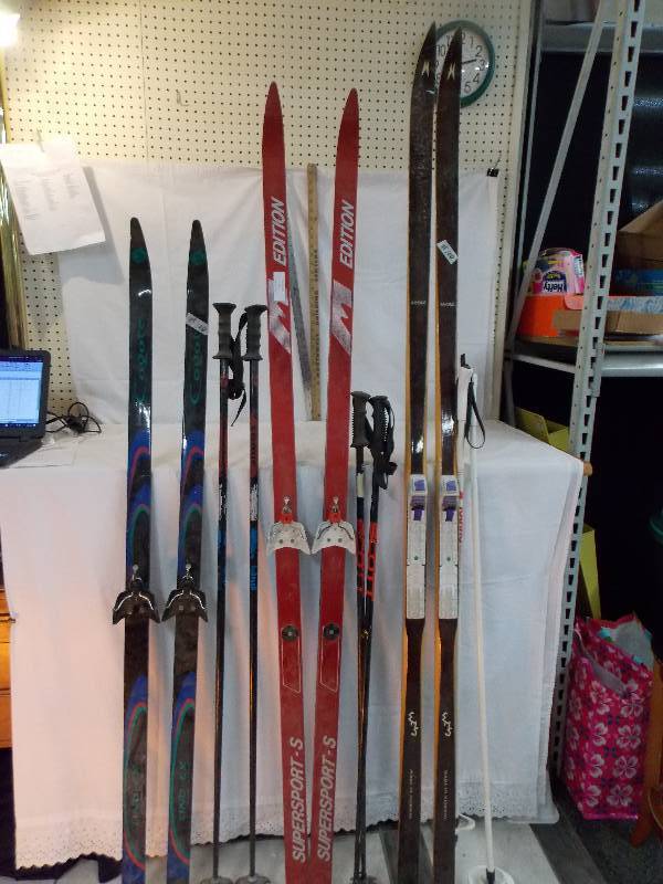 lot 100 image: Various Skis and Poles
