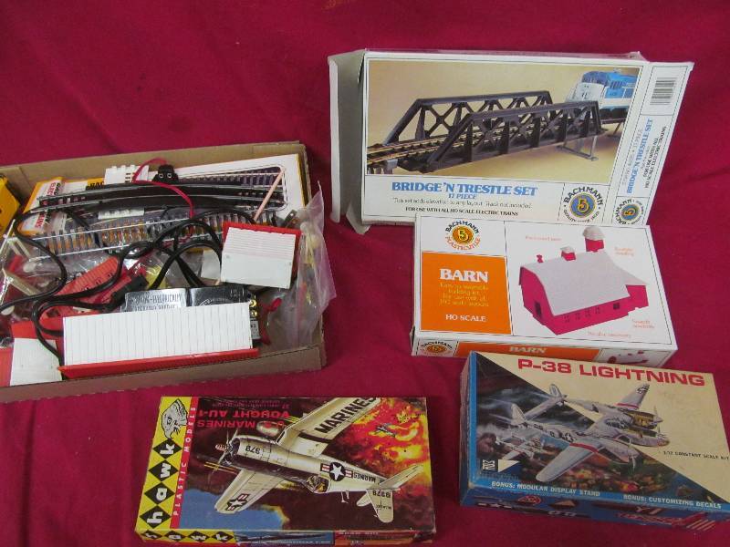 lot 14 image: vintage model boxes