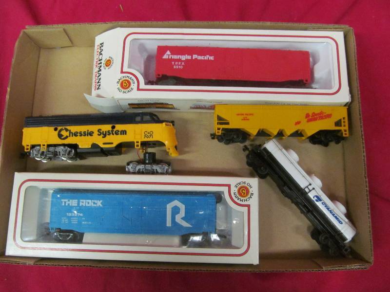 lot 27 image: Bachmann train cars